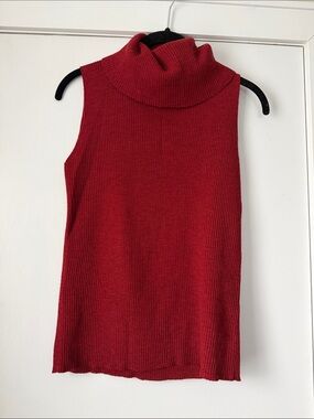Eileen Fisher Sleeveless Ribbed wool
Turtleneck - Red sleeveless sweater size S